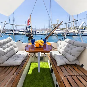 Seaside Chill-out On A Sail Yacht Hotel en barco Puerto Calero